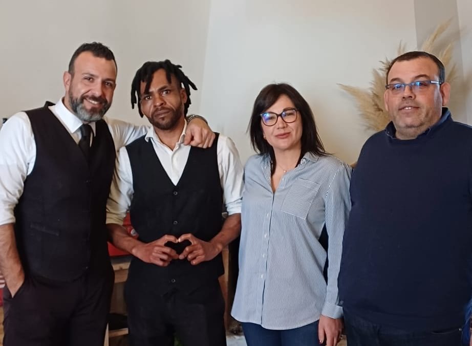 Agriturismo a Guarrato, clienti non vogliono cameriere camerunese. Azienda prende posizione