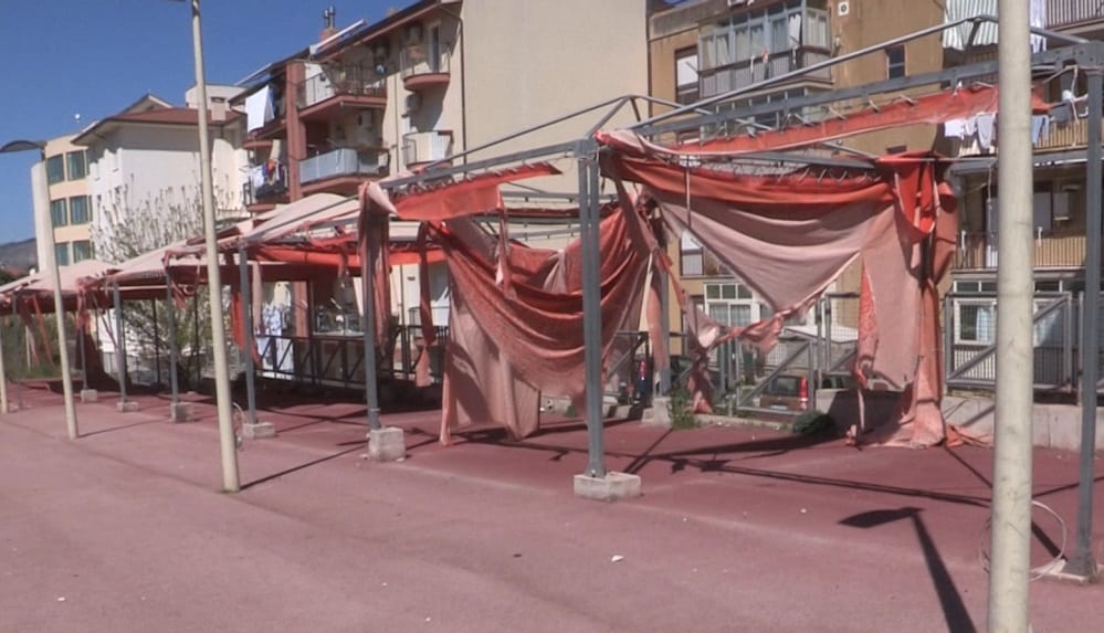 ‘Bio-mercato’di Alcamo, tutto in fumo. Fetore e insetti a due passi dall’attiguo asilo