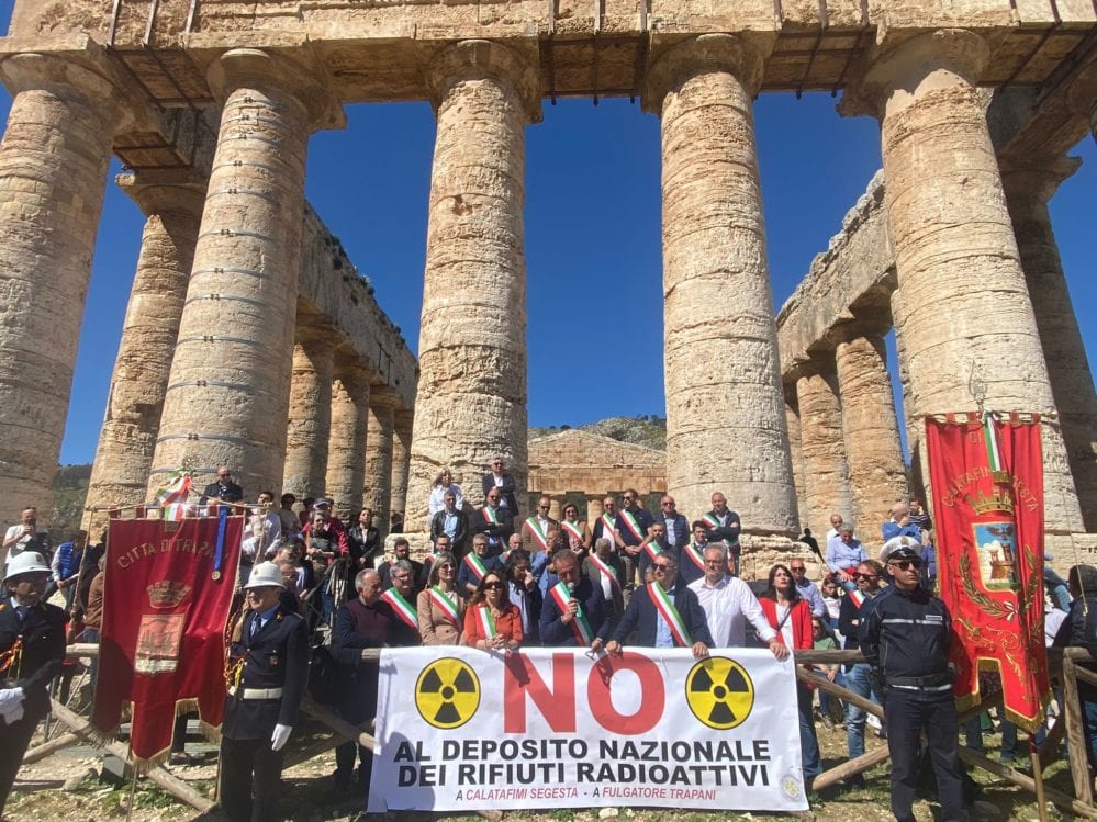 ‘NO’ alle scorie nucleari in provincia di Trapani, sindaci ed associazioni abbracciano il tempio di Segesta
