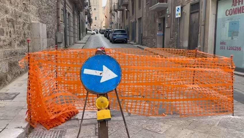 Cede asfalto, chiusa ad Alcamo la via Barone di San Giuseppe. Traffico in tilt