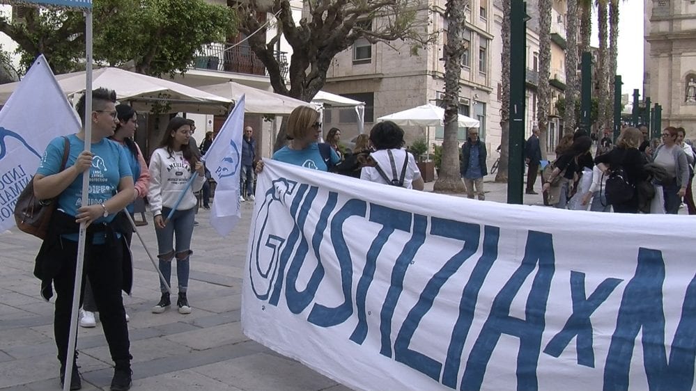 Raduno in piazza ad Alcamo per ricordare Nina. Pacato Bongiovanni, rabbioso Rizzi (VIDEO)