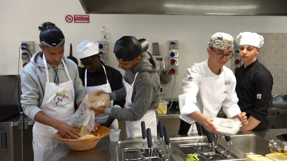 Migranti preparano piatti all’istituto ‘Florio’ di Erice. Progetto che va oltre il cibo