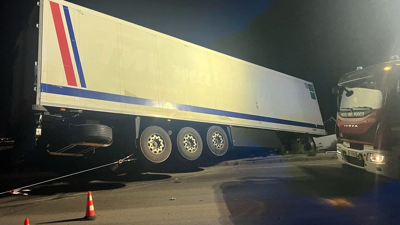 Incidente a Carini, Tir rimane in bilico sul ponte