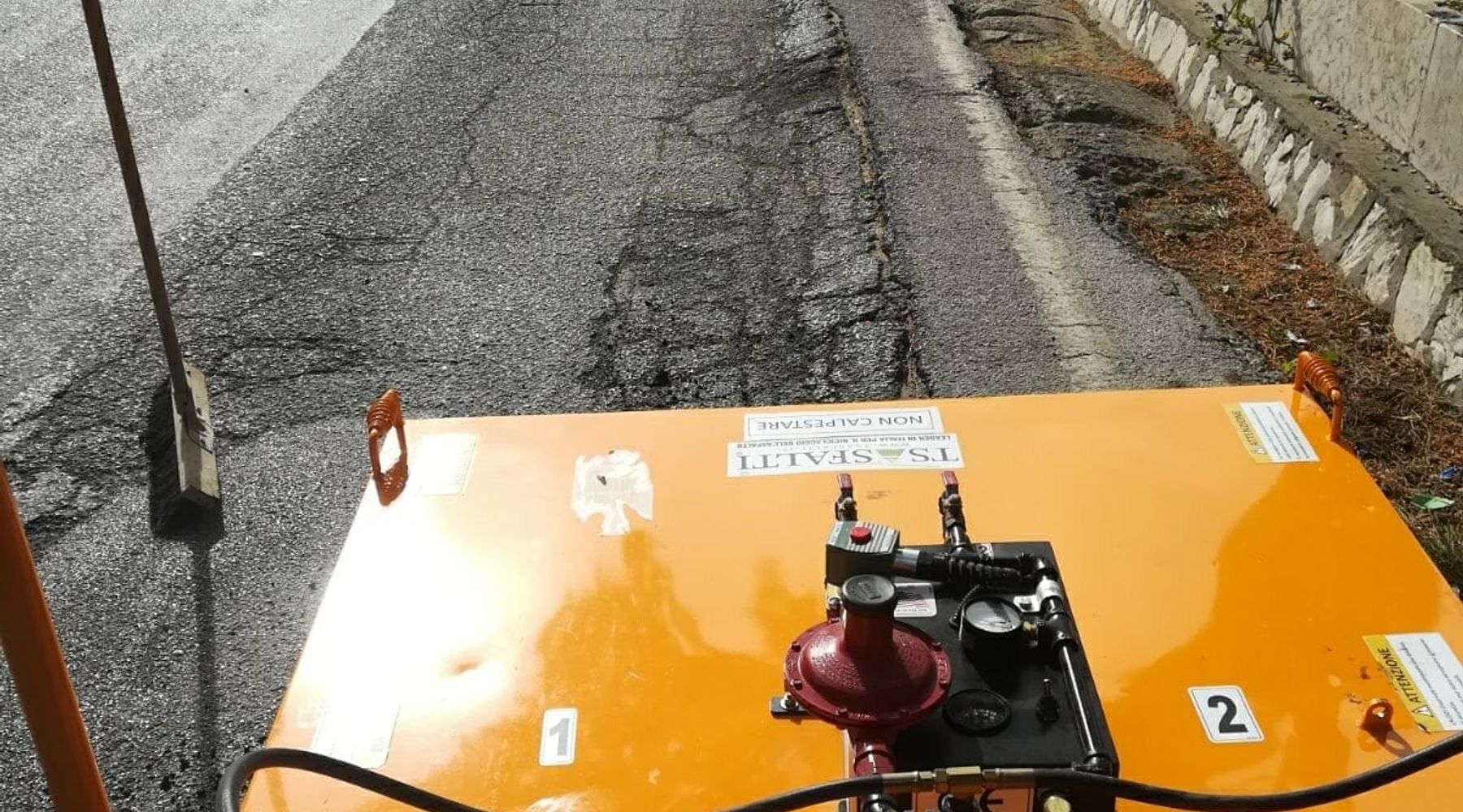 ‘Macchina rattoppa-buche’ di Alcamo, 100.000 euro di costo per finire in ‘soffitta’