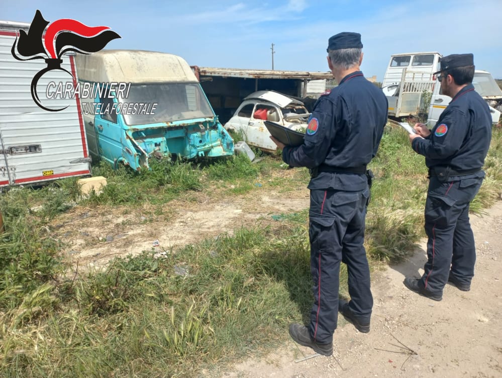 Discarica abusiva a Marsala, rifiuti speciali accatastati. Oltre 20 automezzi