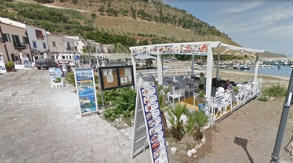 Dehors da 48 mq alla Cala Marina di Castellammare, assolto titolare del bar ‘Le Maree’