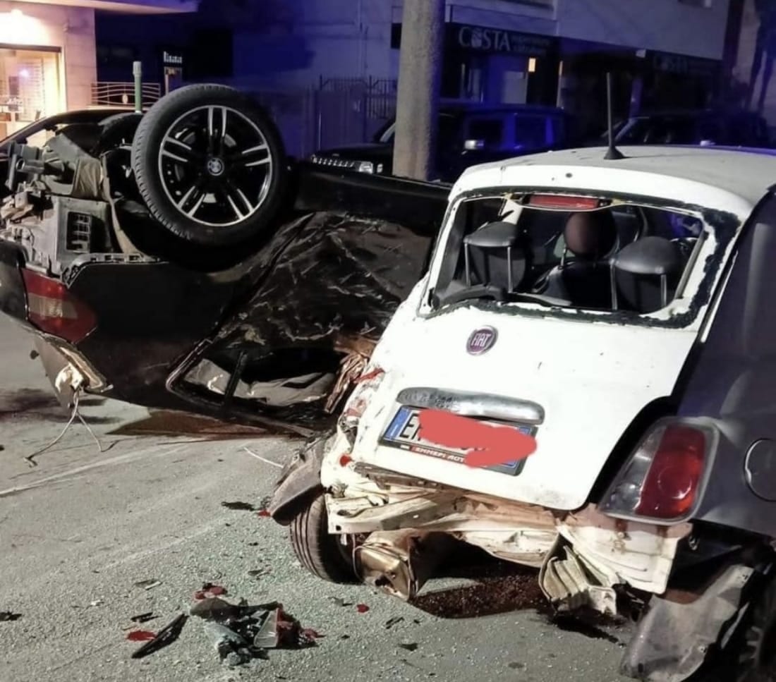 Auto si ribalta e colpisce mezzi per circa 70 metri, conducente con alto tasso alcolemico. Quattro ‘miracolati’