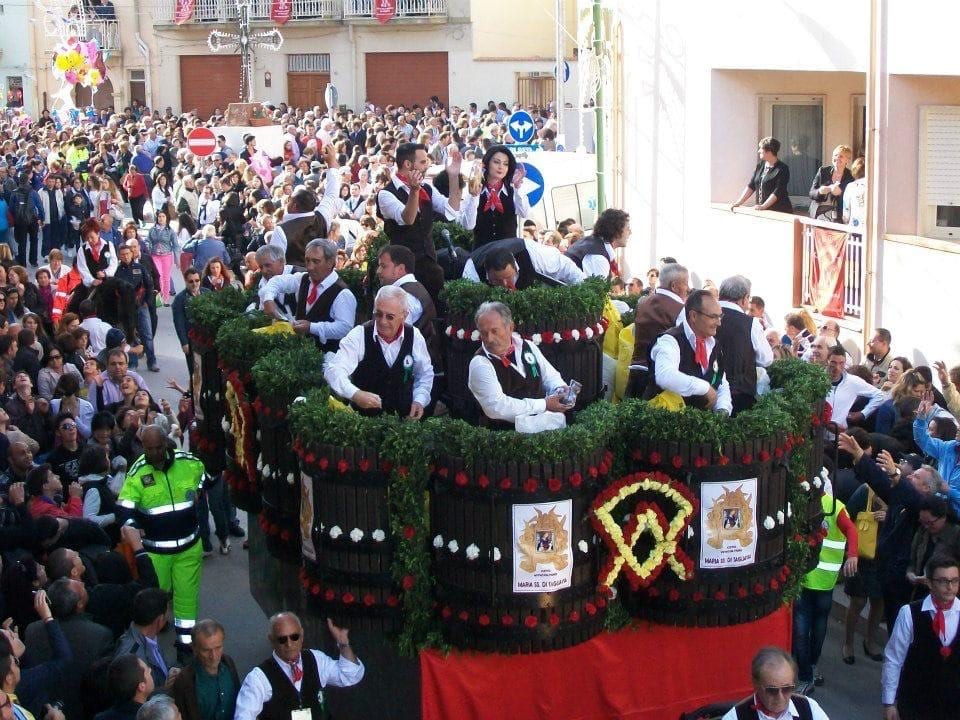 Festa della Madonna di Tagliavia a Vita, 370.000 sacchetti lanciati dai carri