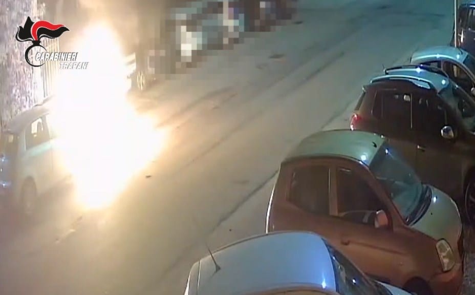 Dissidi fra spacciatori, in tre da Partinico per bruciare autovettura di alcamese