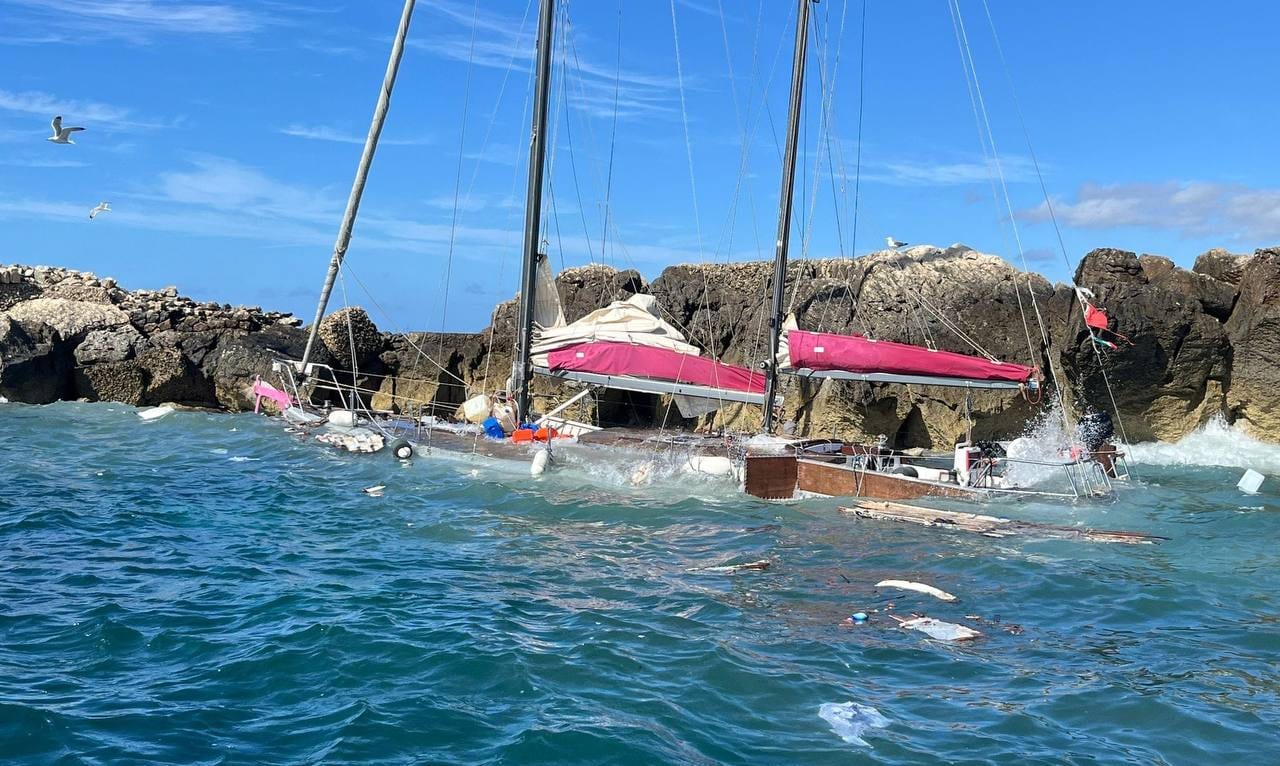Barca a vela sbatte contro scogli, tragedia sfiorata a Trapani