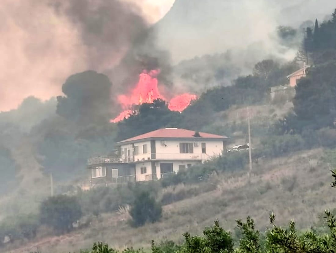 Monte Inici, a fuoco 70 ettari. Denunciato un uomo di Castellammare per incendio colposo
