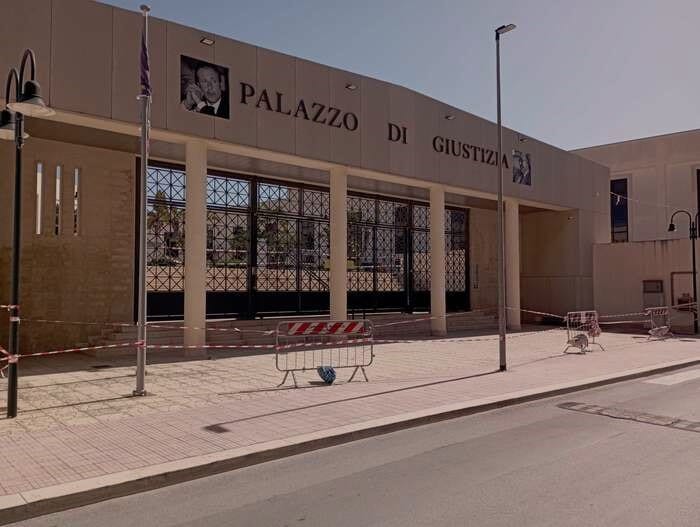 Chiusi i cancelli del palazzo di giustizia di Marsala, segni di cedimento dell’ingresso