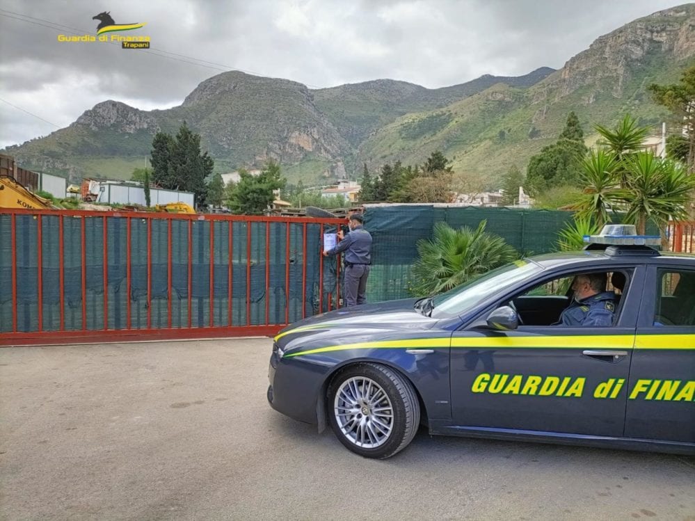 Rifiuti pericolosi e lavorazioni non consentite. Sequestro a ‘Gemma d’oro’ a Castellammare del Golfo (VIDEO)