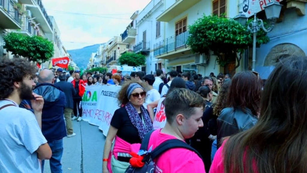 Affollato a Cinisi corteo per Peppino, sfilano pure nipote di Agostino e padre di Ilaria Salis (Interviste)