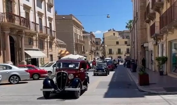 Auto e moto d’epoca in passerella ad Alcamo, evento dell’associazione di Campobello di Mazara