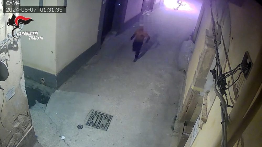 Appicca il fuoco a centro culturale di Mazara del Vallo, denunciato straniero