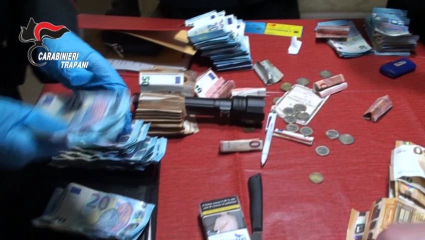 Altro blitz e 3 arresti a Marsala. Tabaccheria faceva da bancomat ai pusher