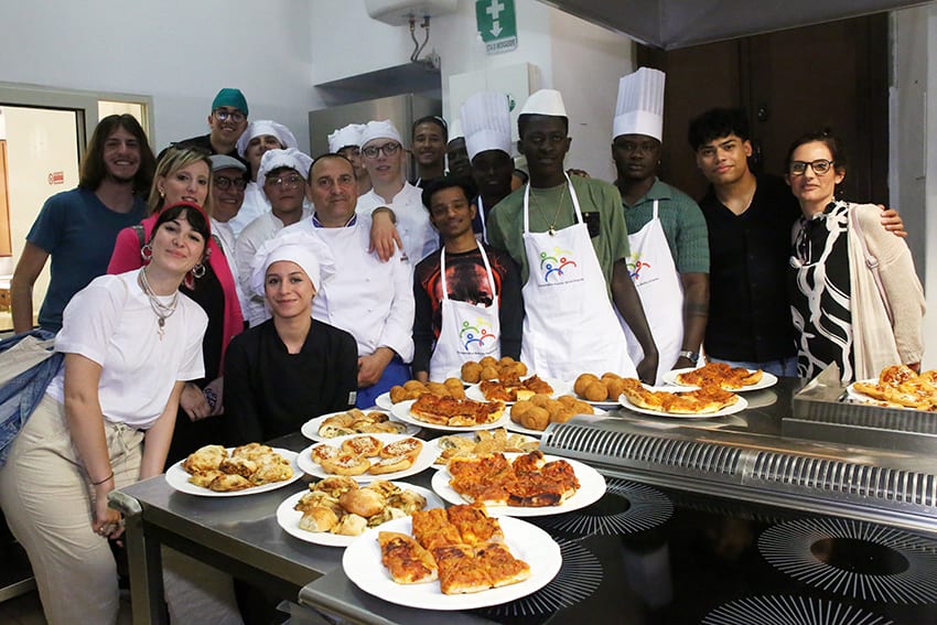 Migranti e studenti di Trapani, insieme in cucina, per preparare street-food siciliano