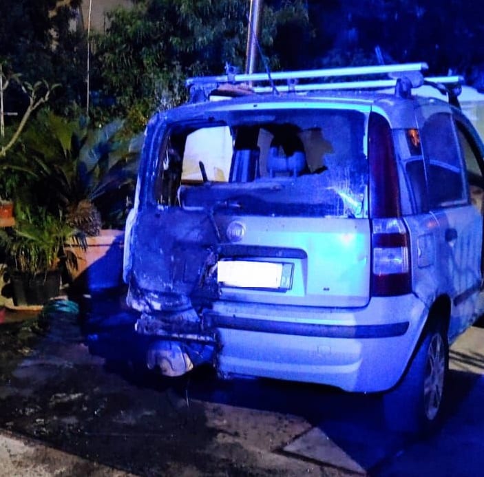 Incappucciato da fuoco ad una vettura a Borgetto