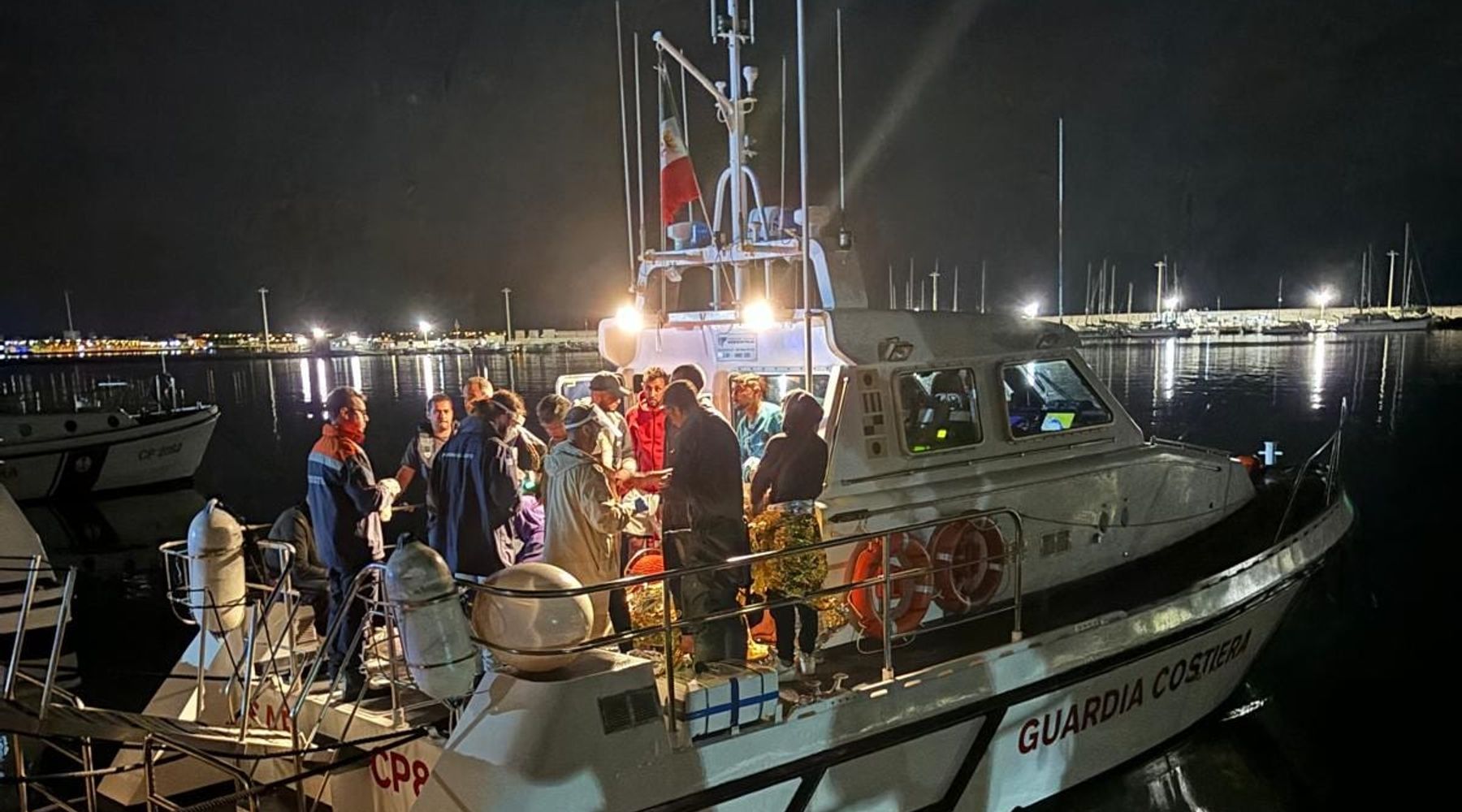 Guardia Costiera di Mazara del Vallo, trae in salvo 11 migranti alla deriva