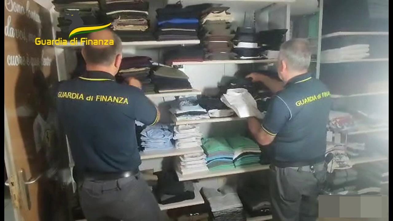 Boutique con marchi contraffatti e centrale di spaccio a Partinico. Arrestato marocchino