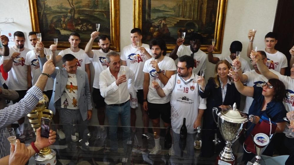Basket. Entusiasmo e vittorie degli Shark travolgono le istituzioni. Festa in municipio (Interviste)