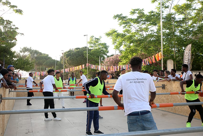 ‘Calcio-balilla’ umano, festoso torneo a Valderice fra squadre di giovani migranti (Interviste)