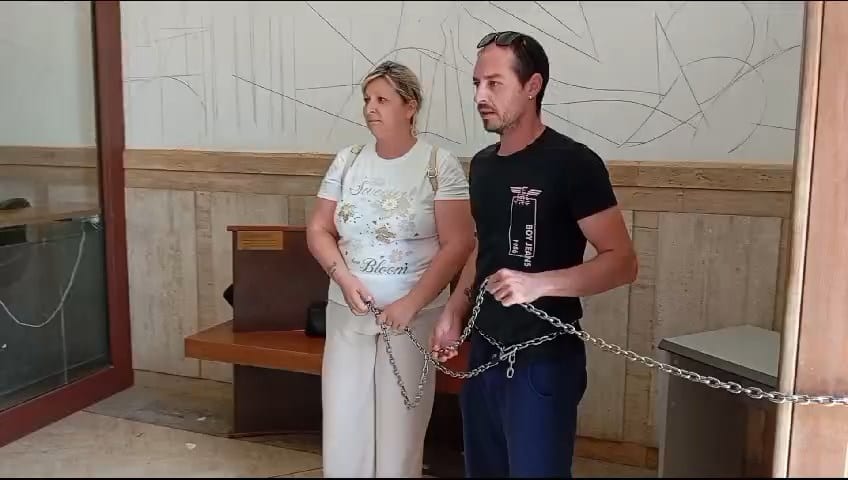 Crisi idrica ad Alcamo, cittadini si incatenano. Spreco unico: tutto si fa con acqua potabile