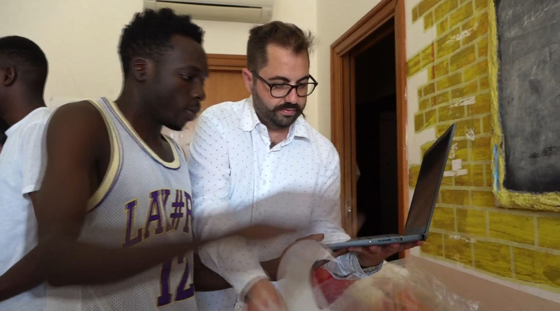 Rotaract Club di Trapani dona computer portatili al centro per migranti di Bonagia