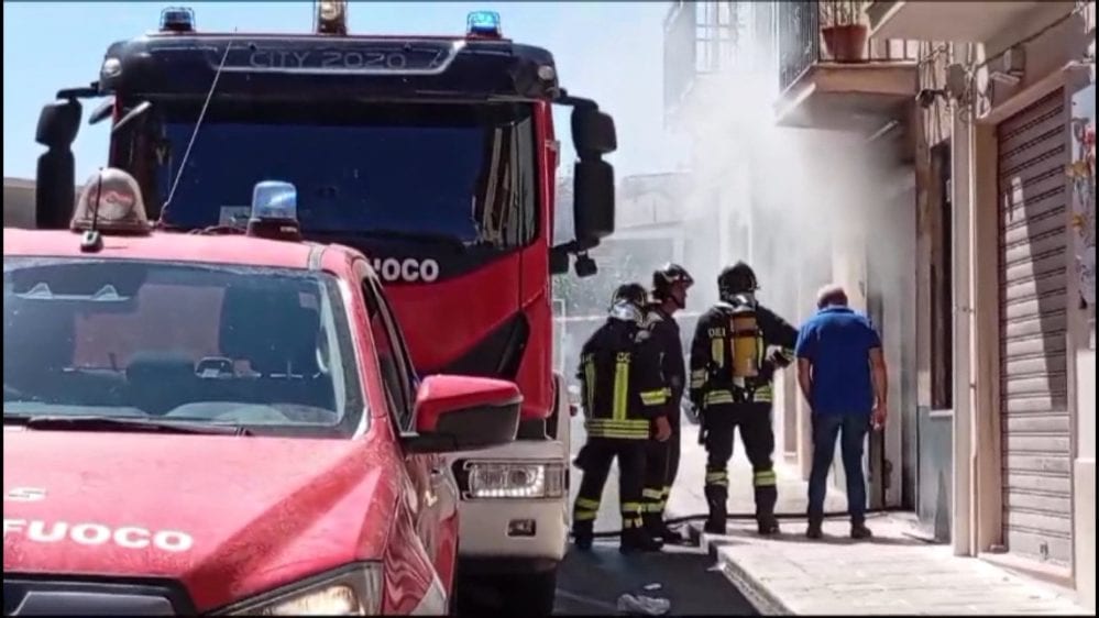 Incendio in un edicola di Alcamo, intervento dei Vigili del Fuoco limita danni