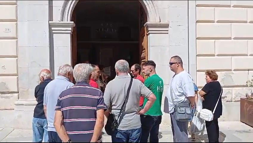 Emergenza acqua, nuova protesta in piazza Ciullo ad Alcamo