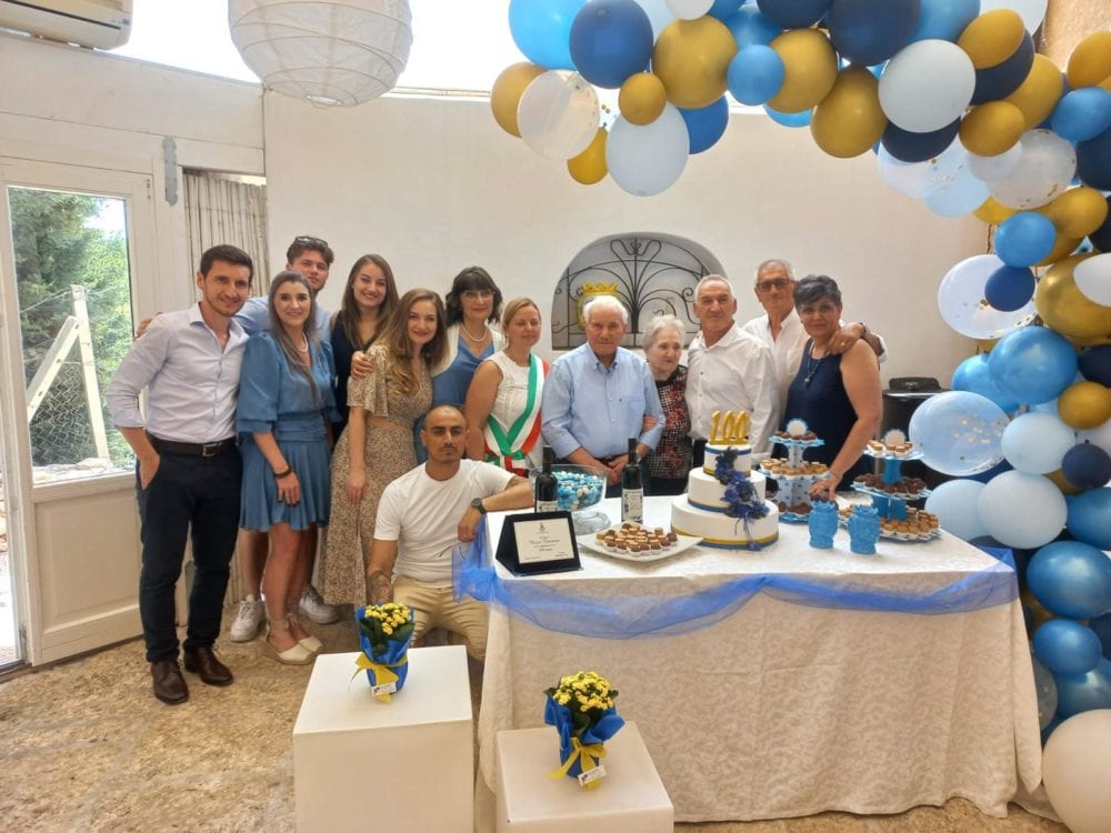L’alcamese Vincenzo Rizzo festeggia i 100 anni, targa dal comune di Alcamo
