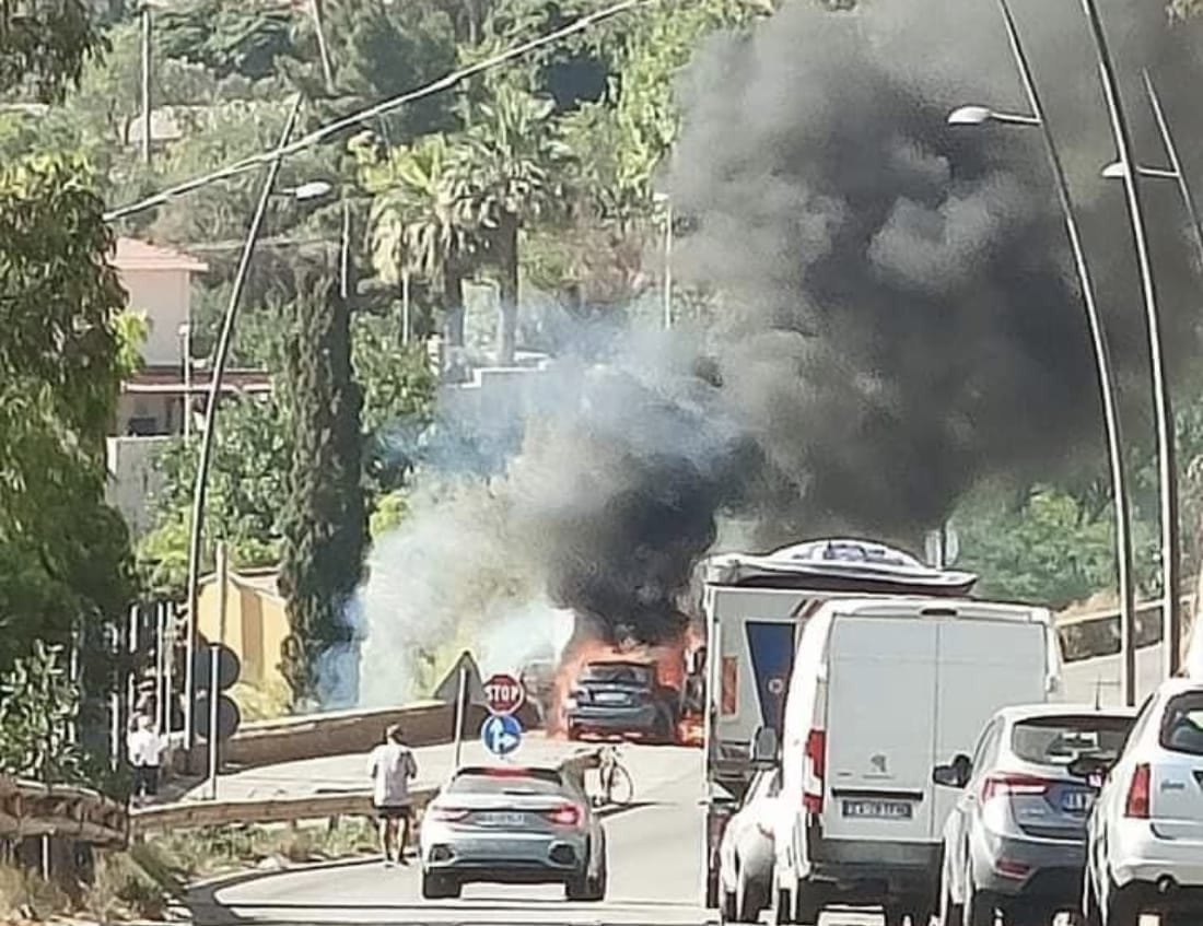 Paura in strada a Castellammare del Golfo, auto a fuoco per corto circuito