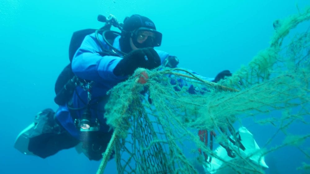 MareVivo recupera rete-fantasma di 4 quintali a Trapani. Era nei pressi del ‘Pavlos V’