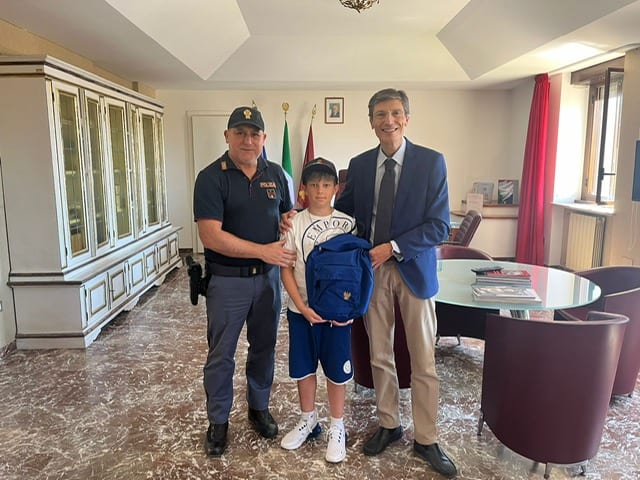 Assiste ad un arresto ed elogia i poliziotti di Trapani, ragazzino invitato in Questura