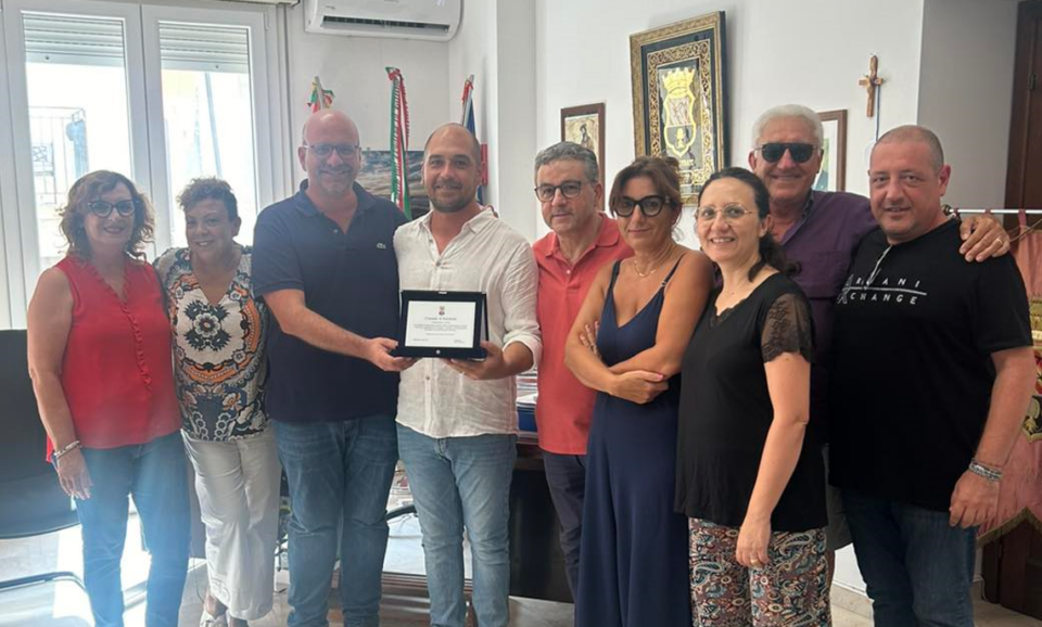 Salva una famiglia da probabile annegamento. Sindaco di Balestrate conferisce targa