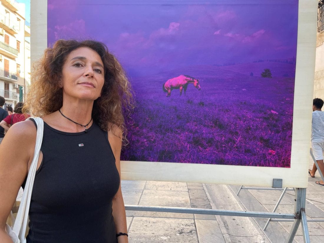 “Ti faccio vedere con gli occhi chiusi”. Mostra, ad Alcamo, di Elisabetta Zavoli (Intervista)