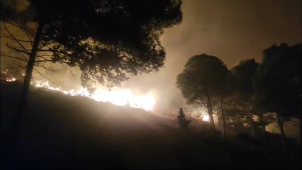 Altro attacco a Monte di Erice, fuoco a San Matteo e a Casazze. Rogo spento alle 4