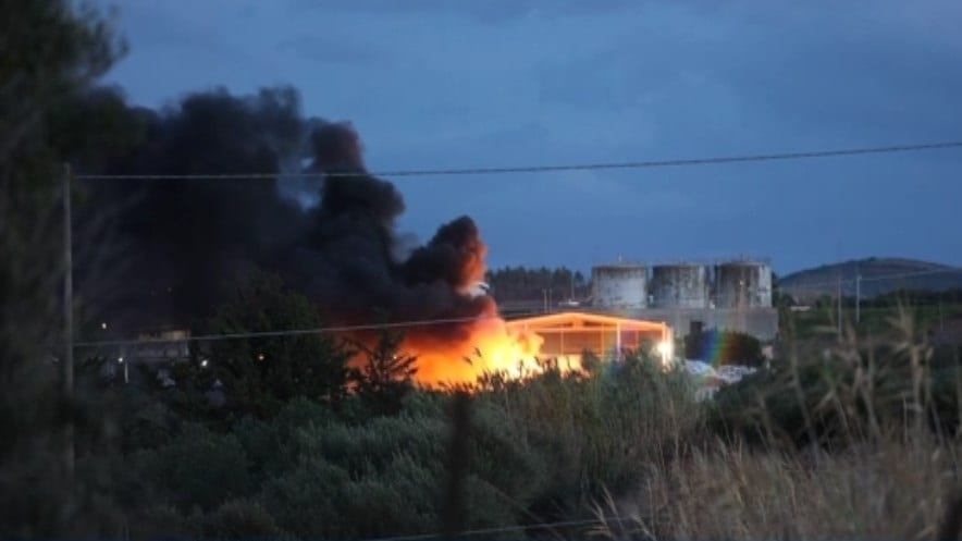Plastica a fuoco in un sito di stoccaggio di Partinico, nube nerissima. Area sequestrata