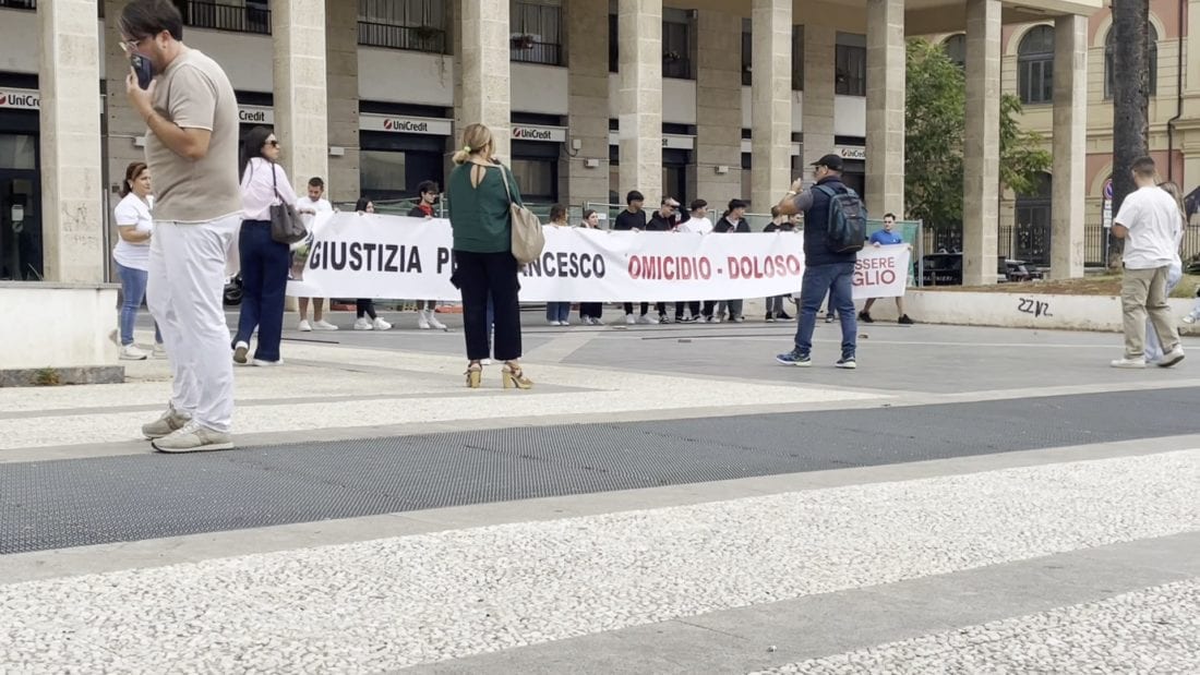 Omicidio Francesco Bacchi. Manifestazione per cambiare in omicidio doloso l’accusa