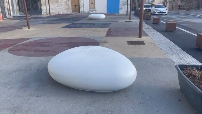 Piazza della Repubblica di Alcamo, tra polemiche e arredo