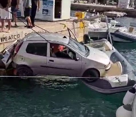 Favignana. Auto in marcia indietro finisce su un gommone