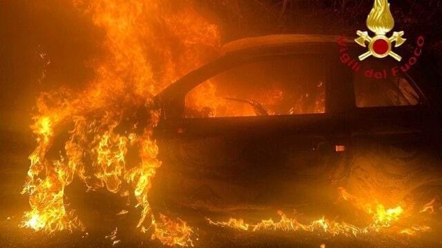 Muore carbonizzata dentro la sua auto, fiamme dopo un violento impatto
