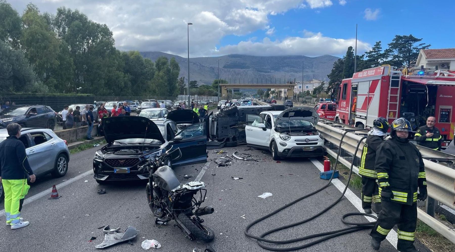 Tamponamento a catena sulla A29, coinvolte cinque auto e una moto