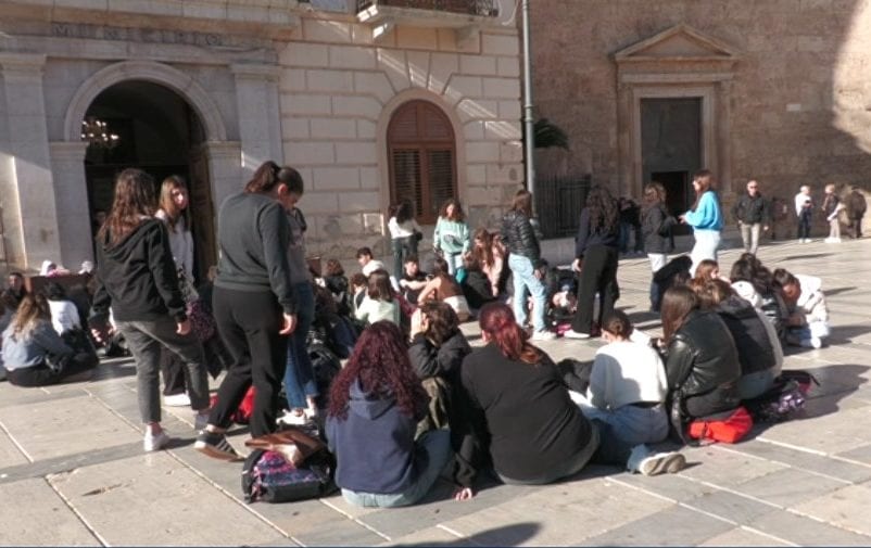 Studenti di Alcamo scendono in pazza. Incontro con le istituzioni comunali per l’allarme salmonella (Interviste)