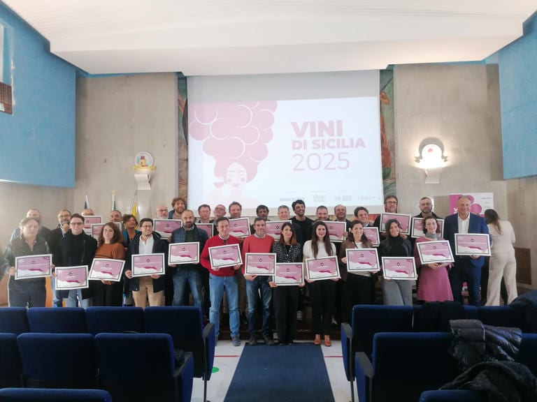 Guida vini di Sicilia, premiati anche quattro vini alcamesi. Volume in edicola