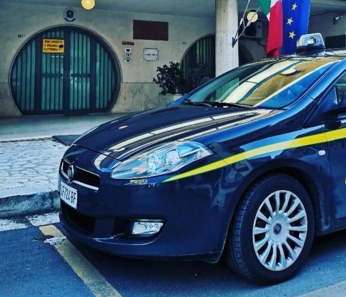 Prodotti natalizi in iper-store di Alcamo, sequestro della GdF. Anche lavoratore in nero