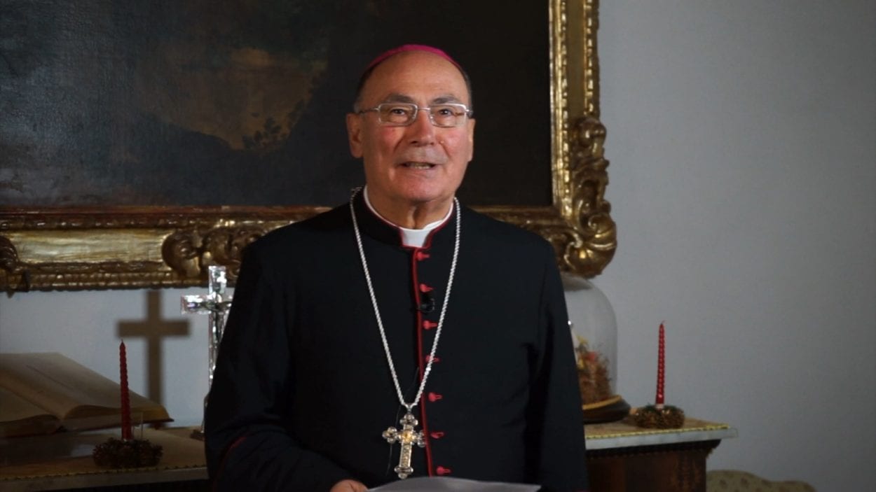 Santo Natale, il messaggio del vescovo Giurdanella: “Ritroviamo la sobrietà” (Intervista)