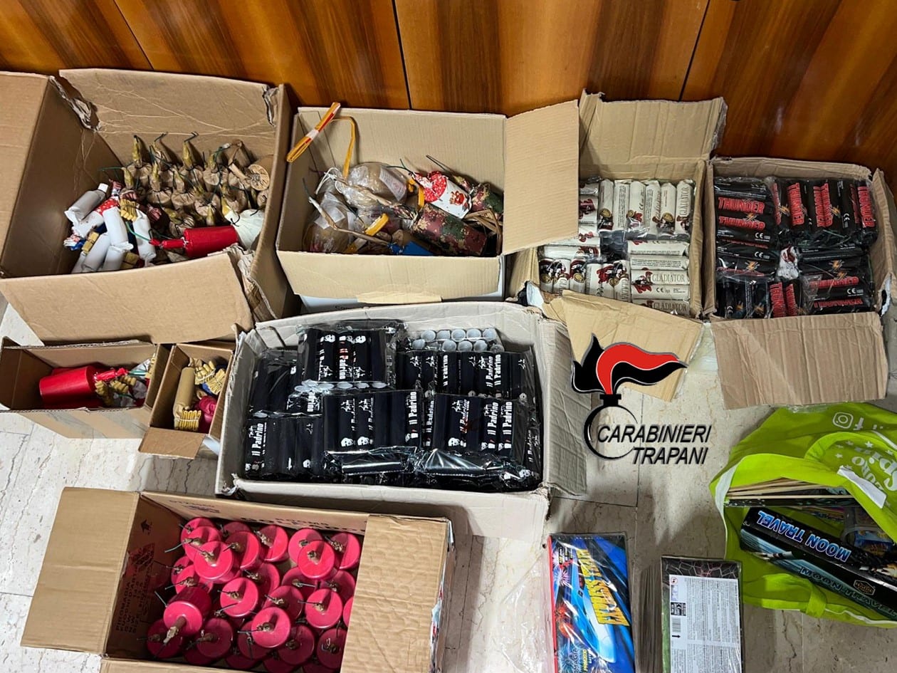 Oltre 1.300 botti artigianali sotto il letto, arrestato giovane trapanese (VIDEO)