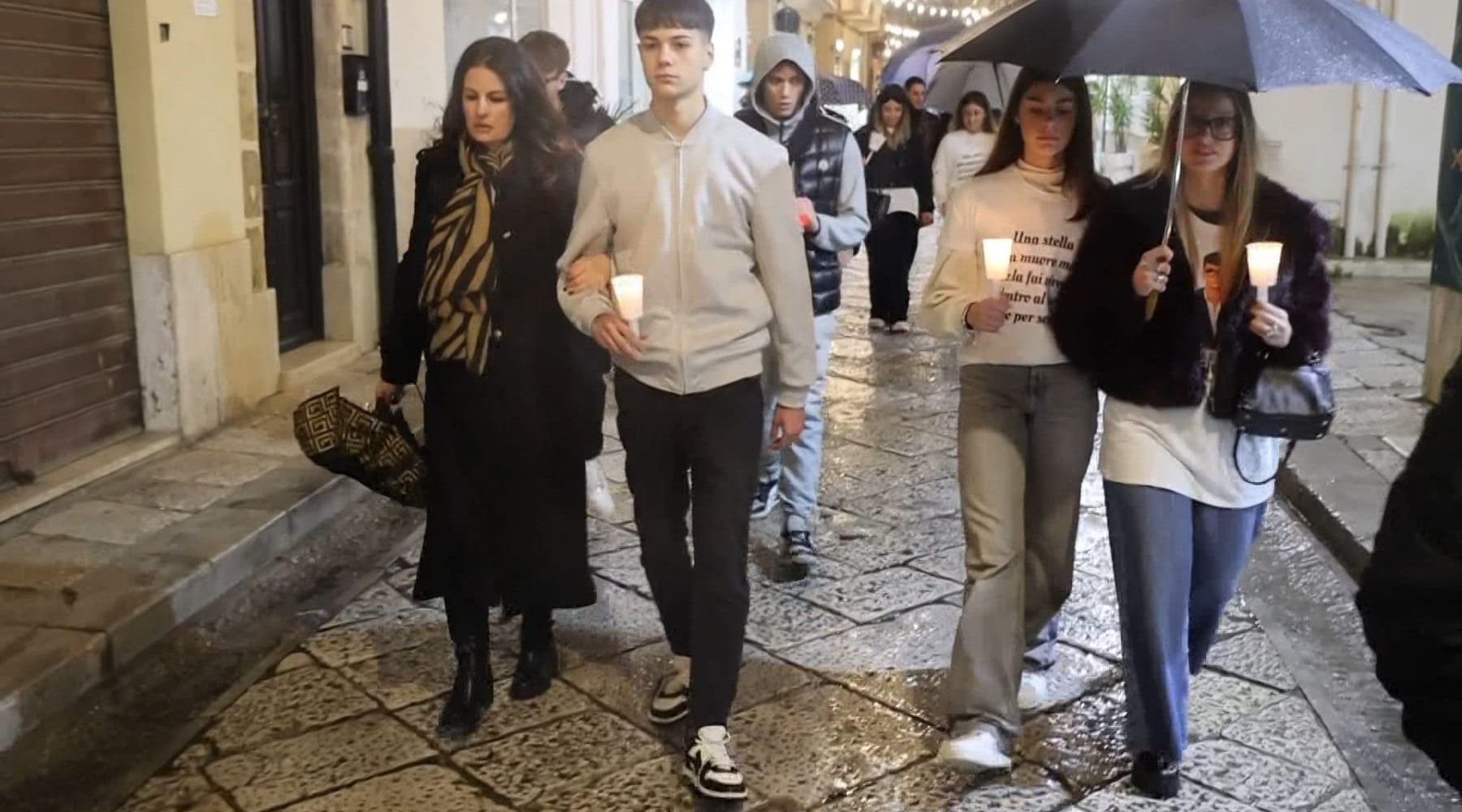 Fiaccolata a Partinico per Francesco Bacchi e contro la violenza. Pioggia non ferma manifestazione